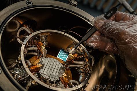 Gallium: Unveiling the Liquid Metal Champion for High-Temperature Electronics and Space Exploration!